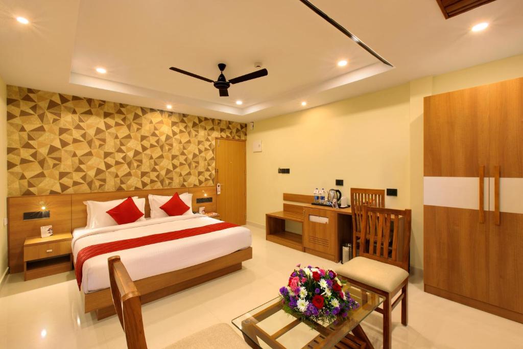 Postel nebo postele na pokoji v ubytování Hotel NovArk Munnar