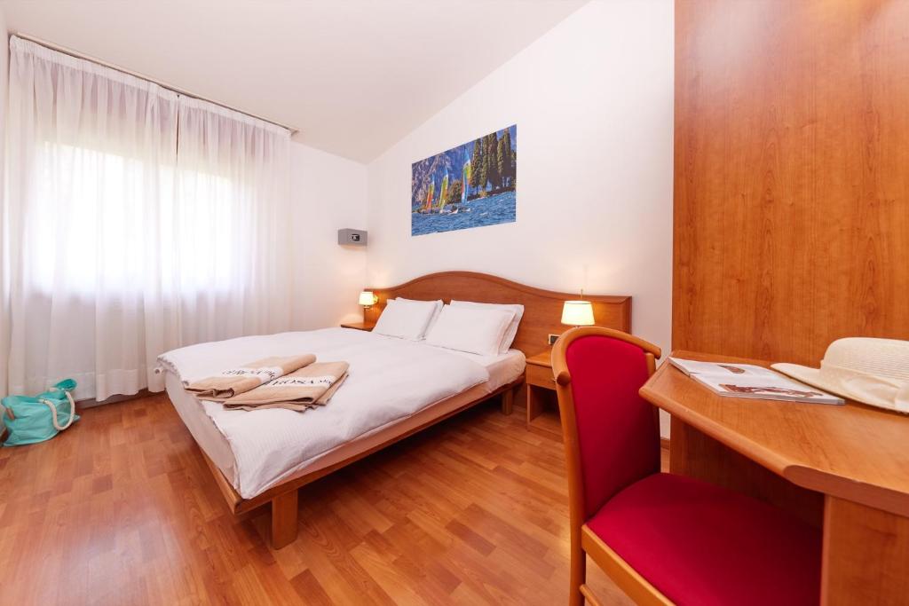 Postel nebo postele na pokoji v ubytování Beach Hotel Rosa