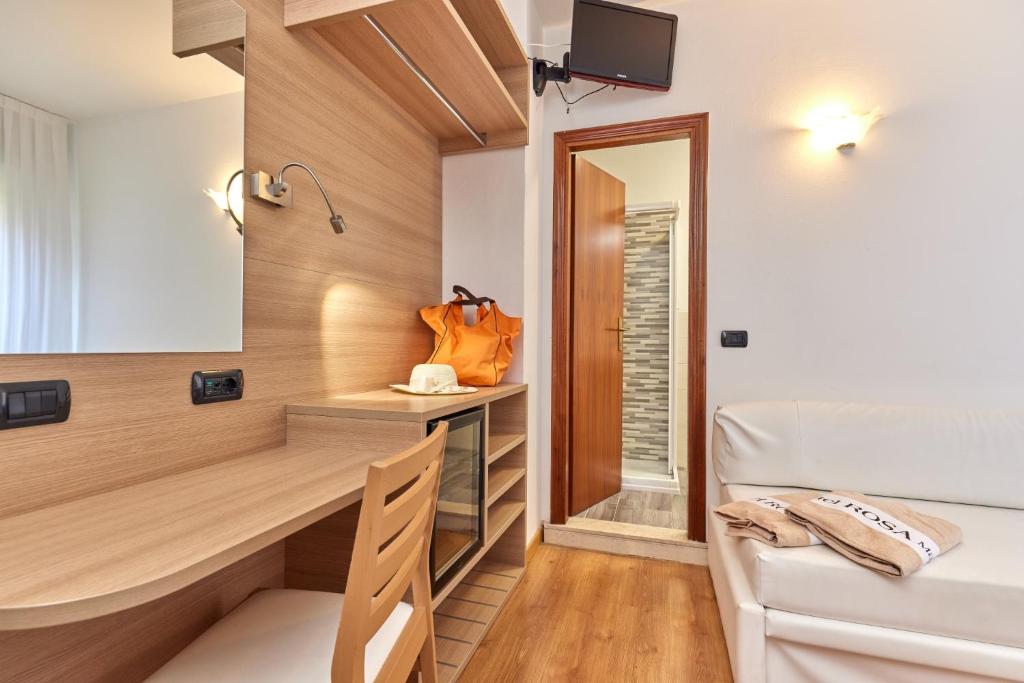 TV a/nebo společenská místnost v ubytování Beach Hotel Rosa