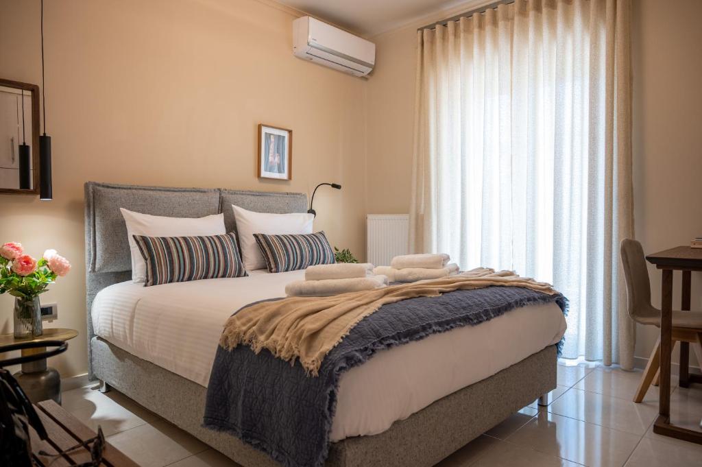 um quarto com uma cama grande e uma janela em Konstantina's Luxury Apartment em Nafplio