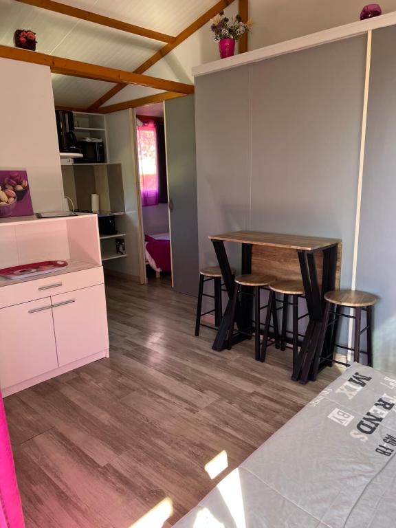 Kuchyň nebo kuchyňský kout v ubytování les chalets de la Residence A Santa Trinita