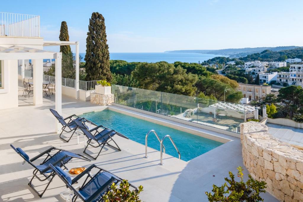 Villa con piscina y vistas al océano en Ville Palà Luxury - Castro by HDSalento, en Castro di Lecce