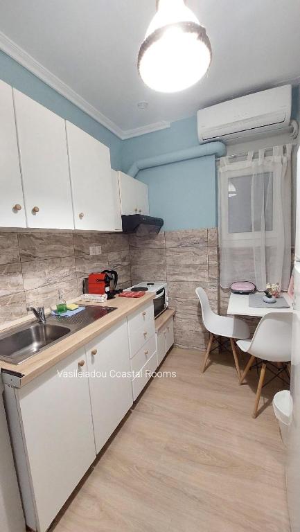 Kuchyňa alebo kuchynka v ubytovaní Vasileiadou Coastal Rooms