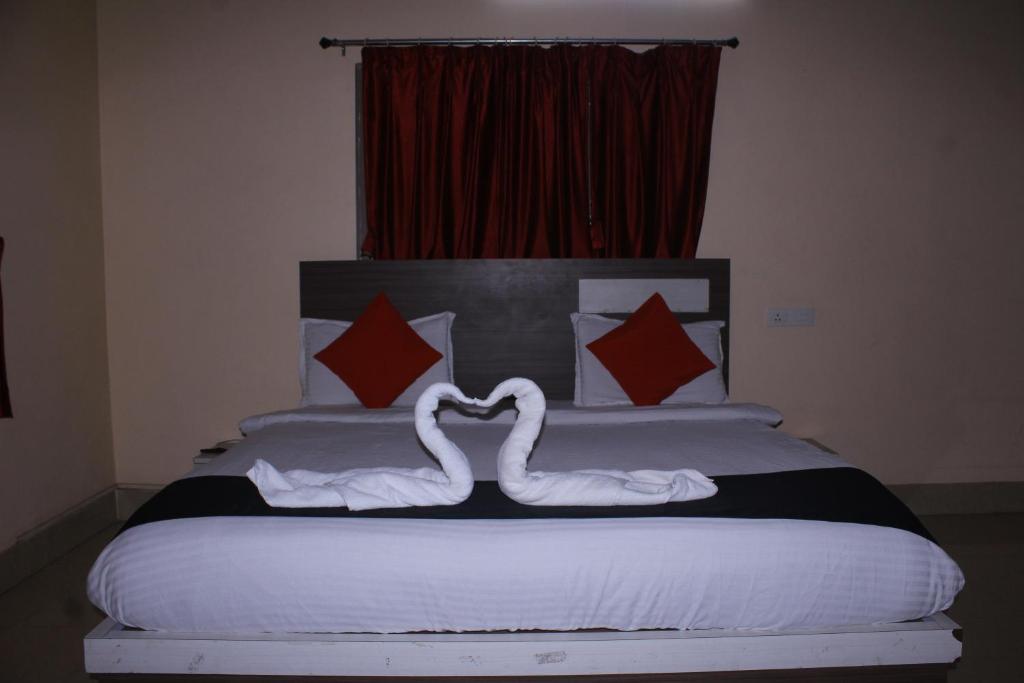 Postel nebo postele na pokoji v ubytování CHETAN INN HOTEL