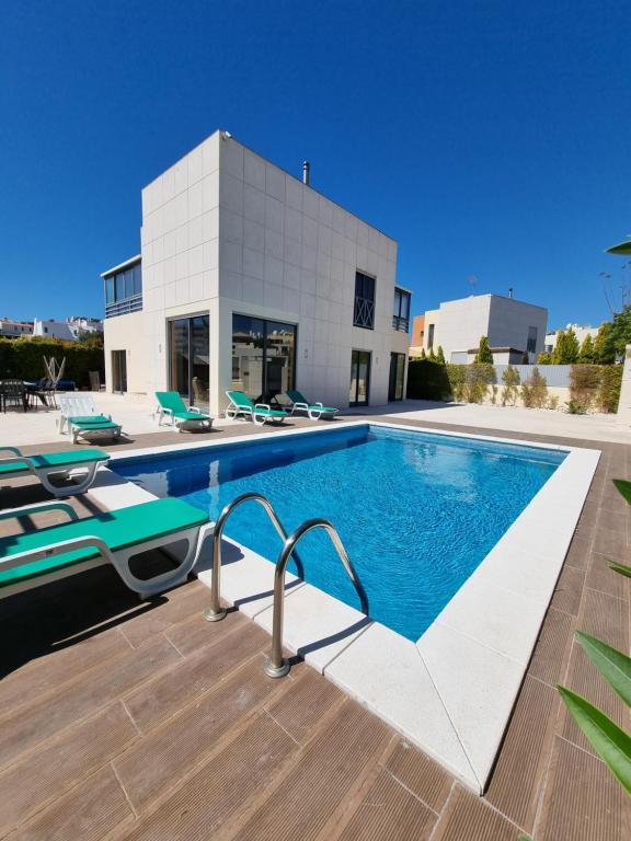 - une piscine en face d'une maison dans l'établissement Luxury city Villa Olivia 10 - 15 min to the Beach Oura, private swimming pool, à Albufeira