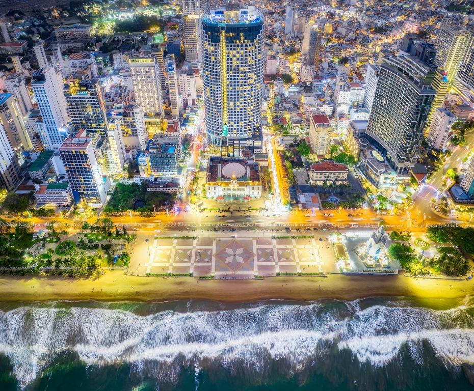 una vista aérea de una ciudad por la noche en AZ five stars Ocean View Apartment en Nha Trang