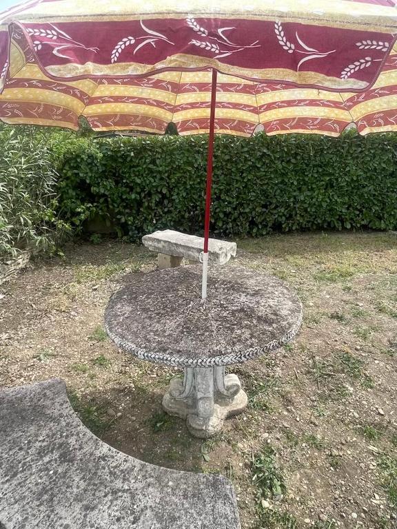 Vonkajšia záhrada v ubytovaní Confortable villa de vacances entre Nîmes, le Pont du Gard, Uzès, Arles, Avignon