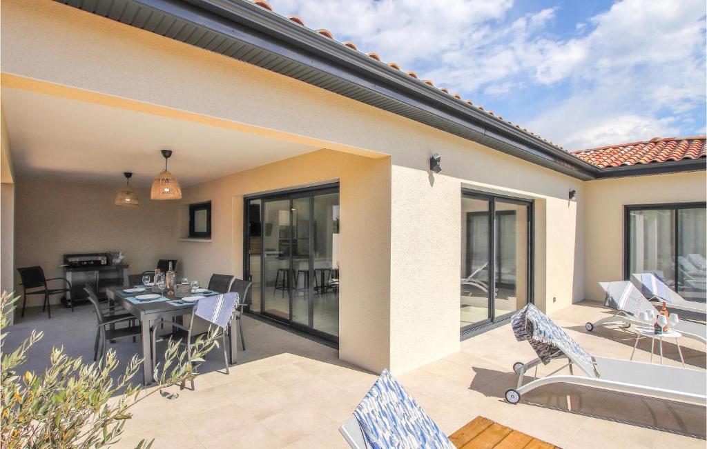 Balkon lub taras w obiekcie Nice Home In La Bégude De Mazenc
