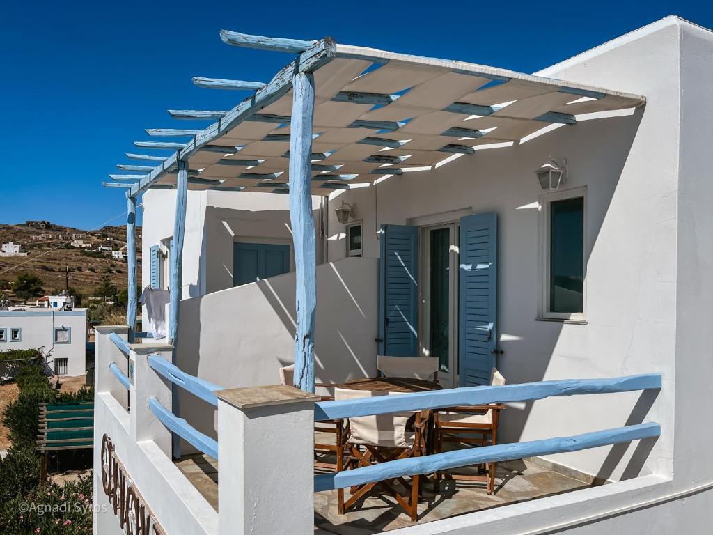 Balkon lub taras w obiekcie Agnadi Syros Beachfront Studios & Rooms