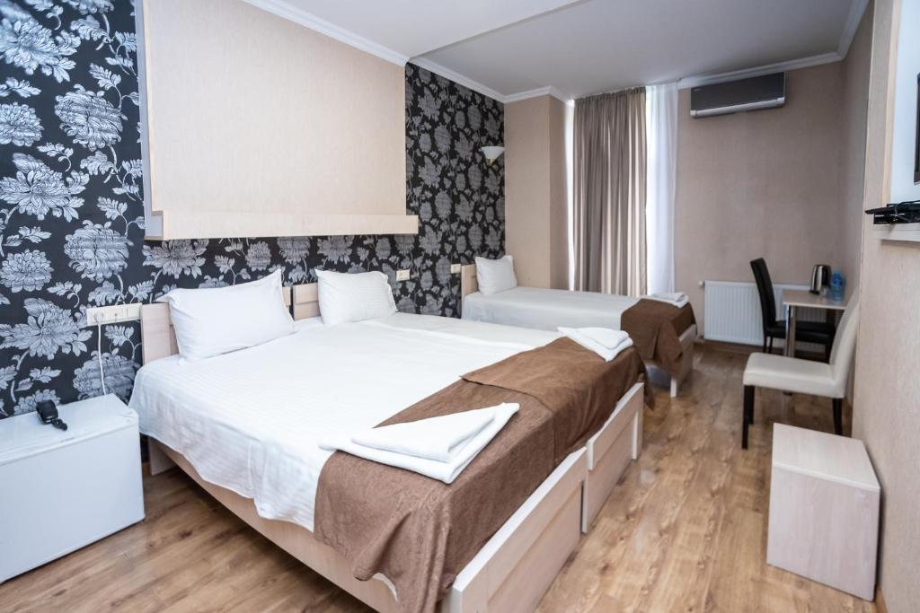 Postel nebo postele na pokoji v ubytování Tiflis Hotel
