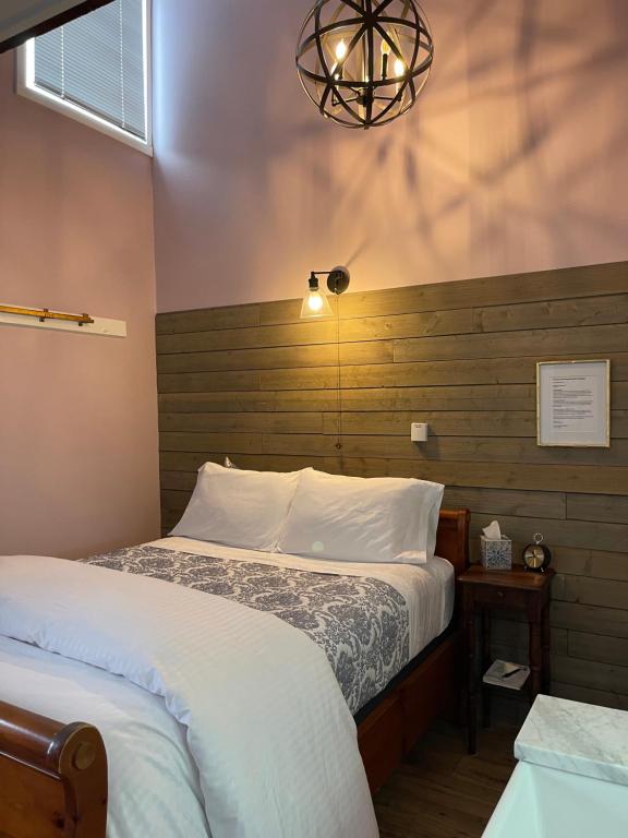 Carriage House Bed & Breakfast - Queen Room With Spa Bath