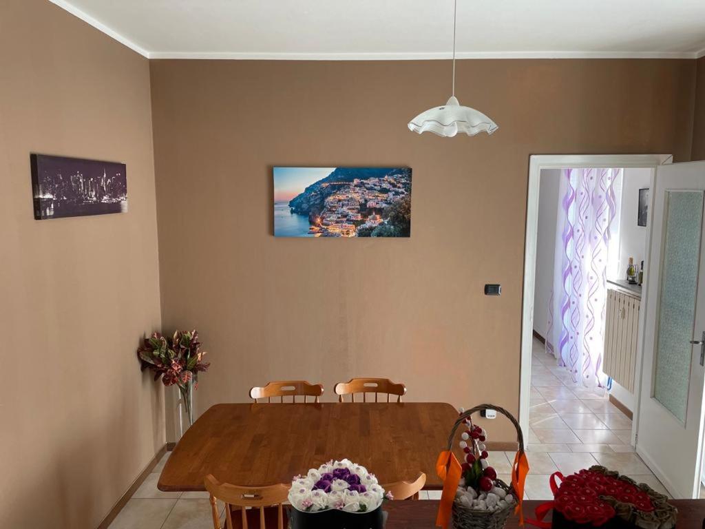 comedor con mesa de madera y sillas en Appartamento con tre camere - Zona Centrale, en Alessandria