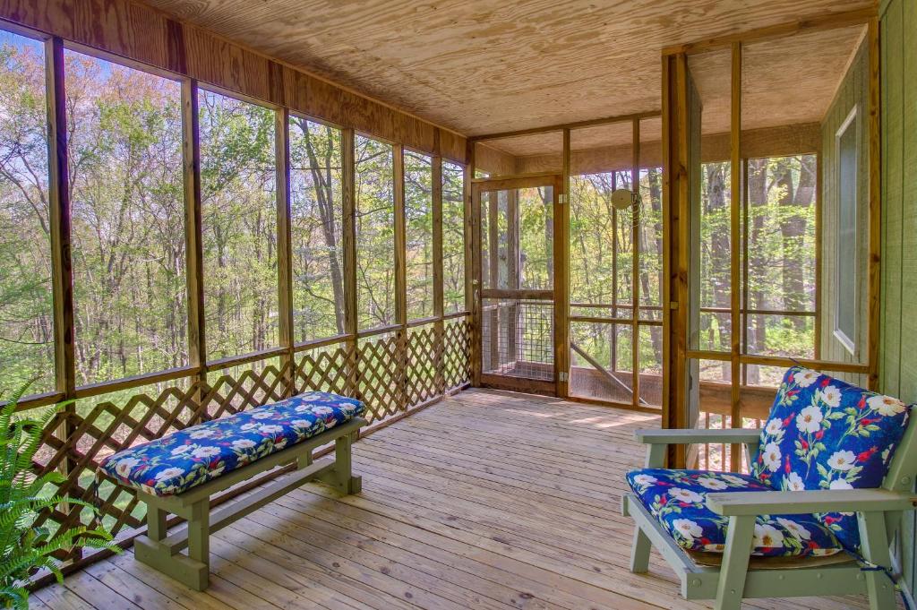 um alpendre com 2 cadeiras e janelas em Vacation Rental Near Shenandoah National Park! em McGaheysville