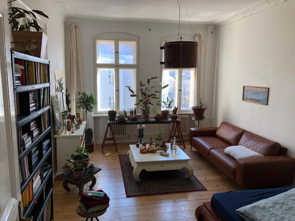 - un salon avec un canapé et une table basse dans l'établissement heller großer jugendstil altbau in berlin tempelhof, à Berlin