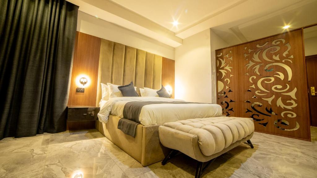 Postel nebo postele na pokoji v ubytování Tranquila Hotels and Suites Abuja