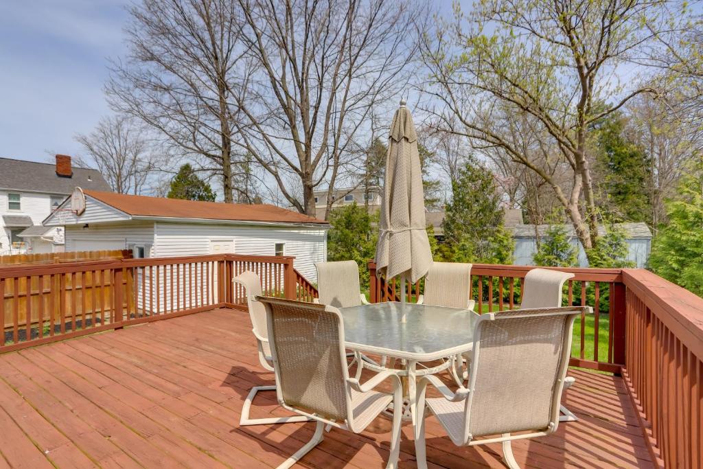 Chic Home with Deck, Walk to Lake Erie!, Avon Lake (updated prices 2024)