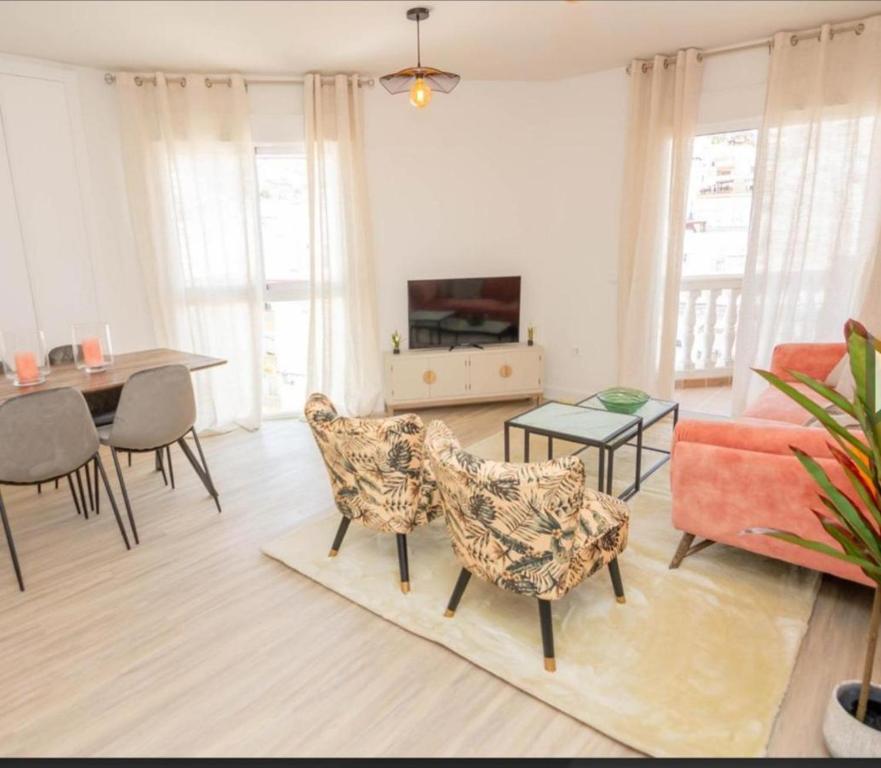 sala de estar con sofá y mesa en Apartamento Jacaranda, en La Herradura