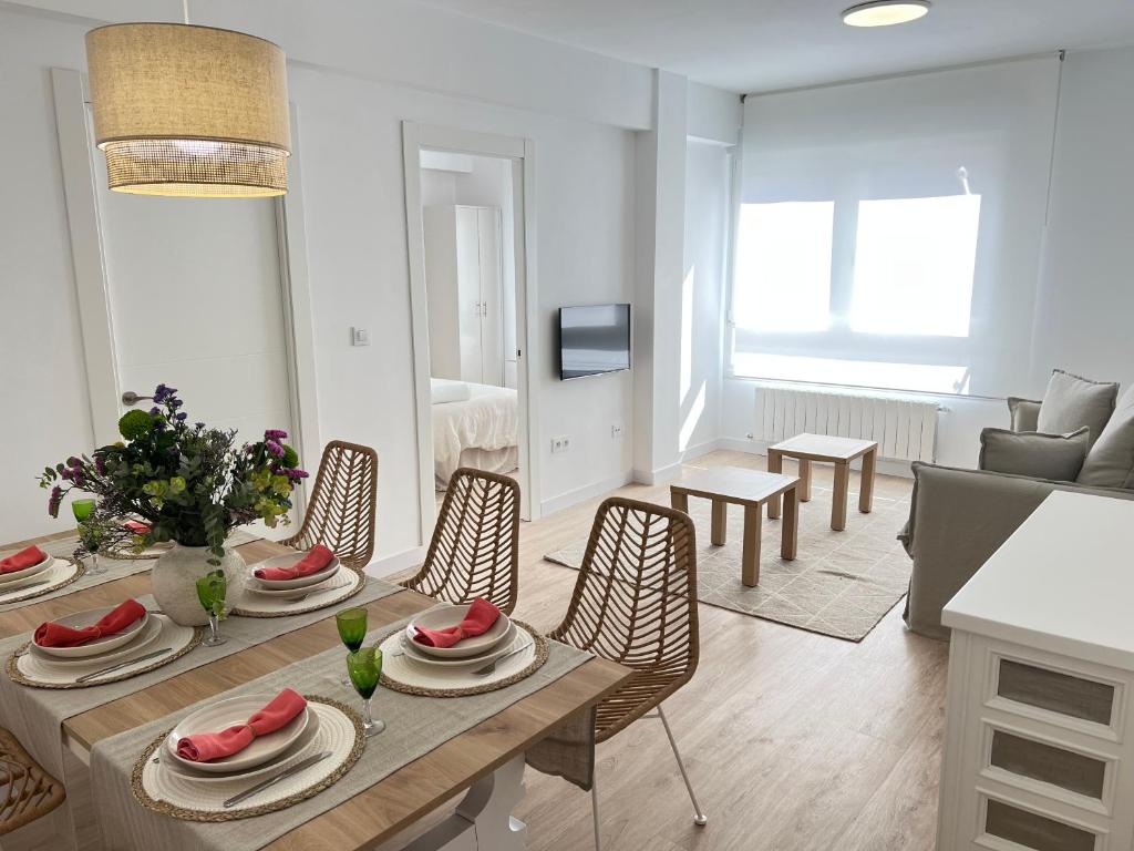cocina y sala de estar con mesa y sillas en Ansar Suite, en Torrelavega
