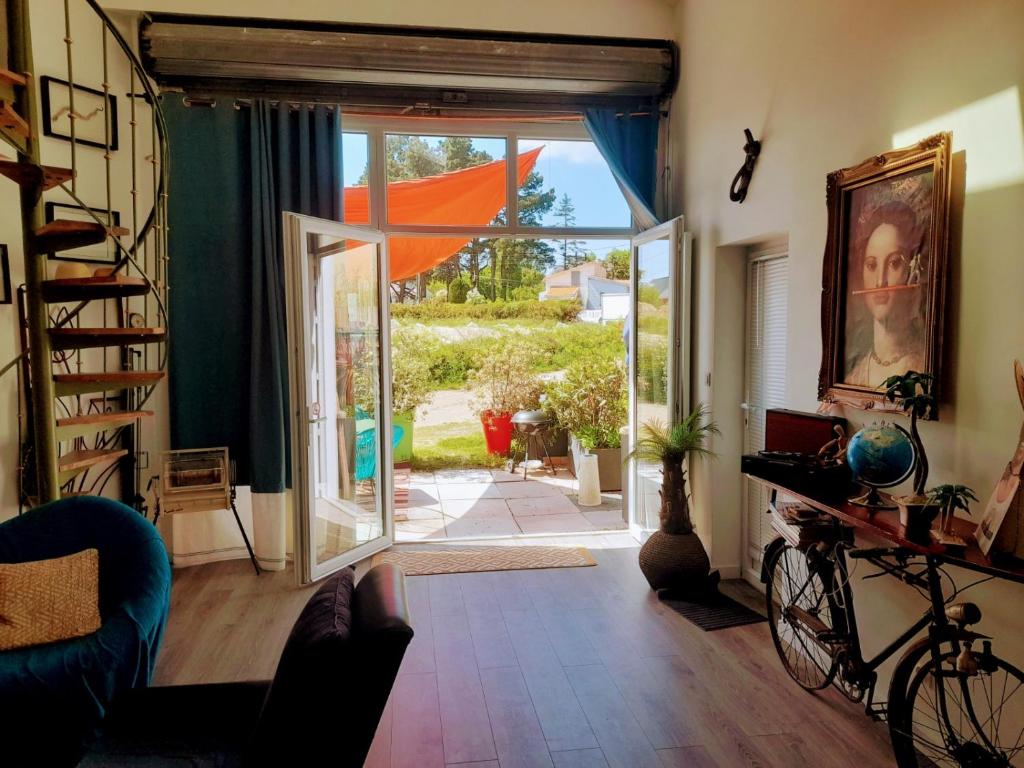 een woonkamer met een deur naar een patio bij l atelier d alex in La Baule