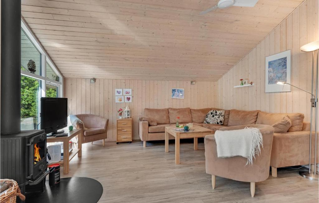 TV a/nebo společenská místnost v ubytování Holiday Home Sommerland Hadsund Iii