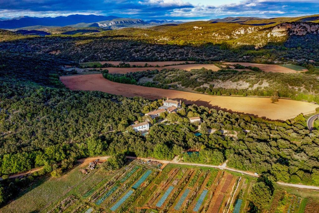 BrissacにあるChâteau Le Villarelの農川の空見