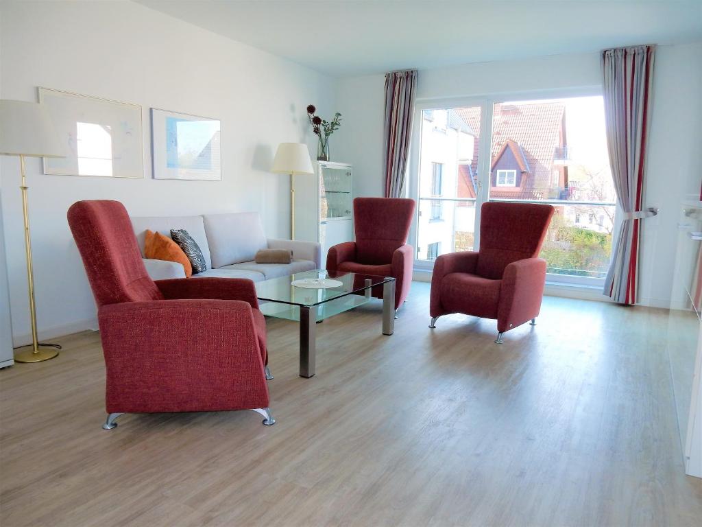 a living room with two chairs and a couch at Exklusive familienfreundliche Ferienwohnung im Haus Aalbeek in Timmendorfer Strand