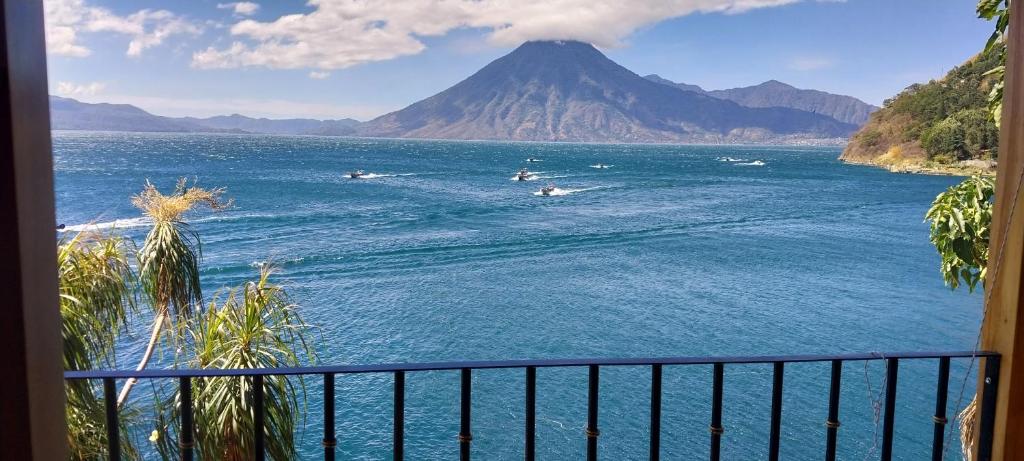 una vista de un cuerpo de agua con una montaña en location and view, en Santa Cruz La Laguna