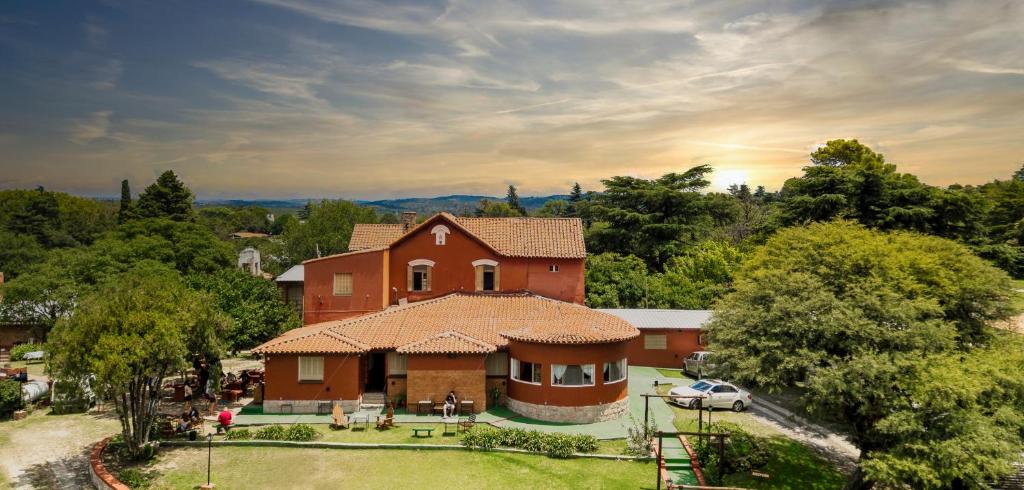 una vista aerea di una grande casa con di Castelar - Hotel & Apart a Huerta Grande