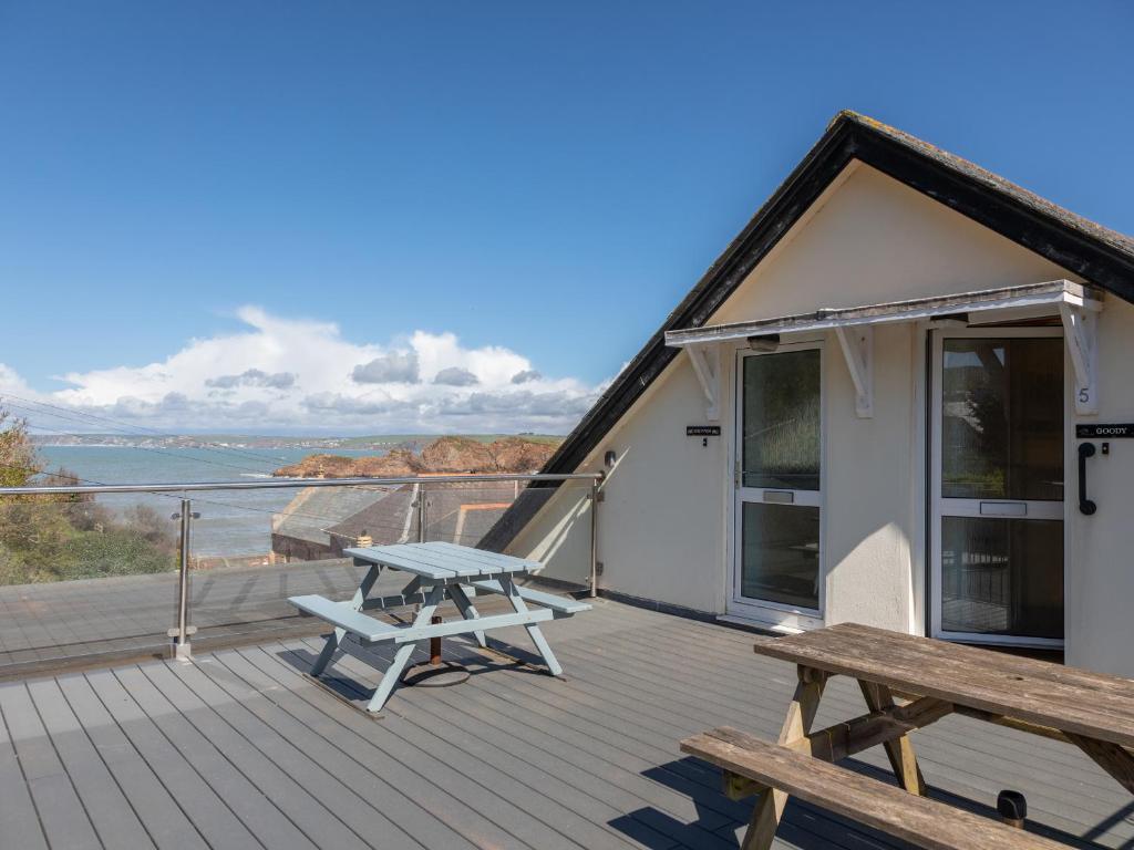 - une table de pique-nique et un banc sur une terrasse avec vue dans l'établissement Goody, à Kingsbridge