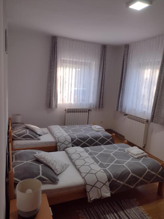 Posteľ alebo postele v izbe v ubytovaní Apartment Petra i Nikola