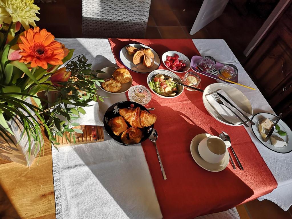 une table avec des assiettes de nourriture sur une table dans l'établissement Maison et Florescence, à Nuits-Saint-Georges