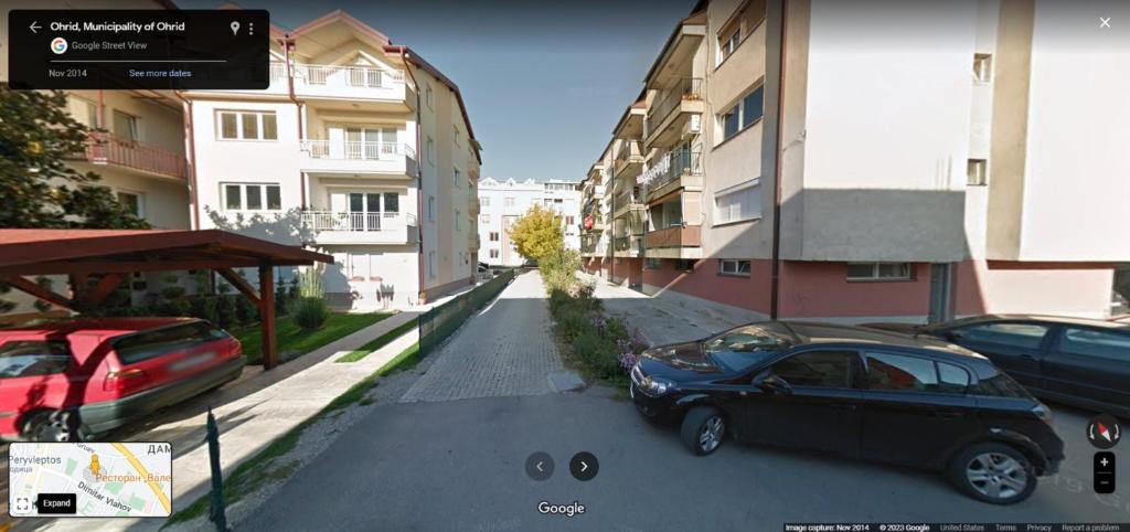 ein Auto, das auf einer Straße neben einigen Gebäuden parkt in der Unterkunft Chicago Studio Apartment in Ohrid