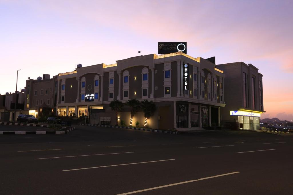 um edifício com uma placa no topo em فندق وايت مون للأجنحة الفندقية em Khamis Mushayt