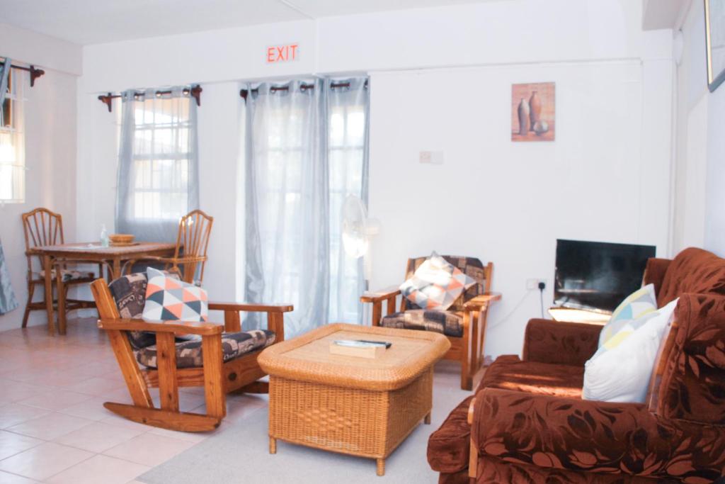 TV a/nebo společenská místnost v ubytování Buttercup Cottage Apartments