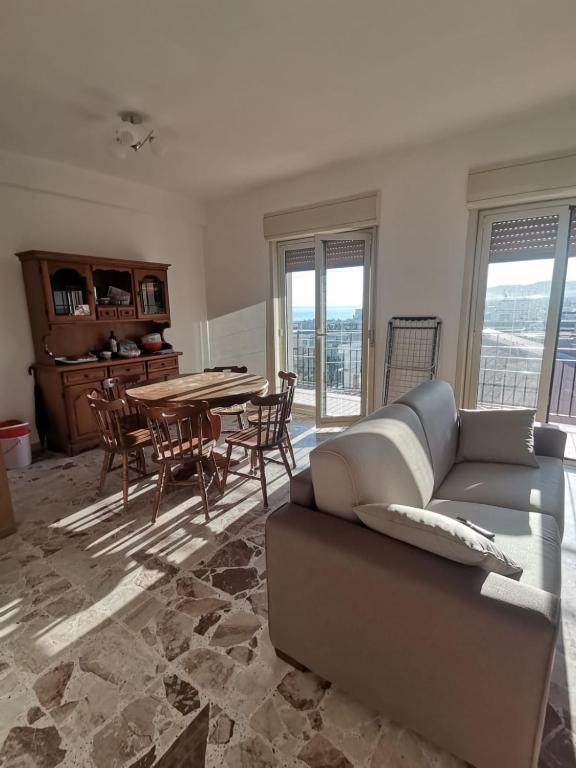 un soggiorno con un divano e un tavolo di Appartement Spadafora - 50m de la plage a Spadafora