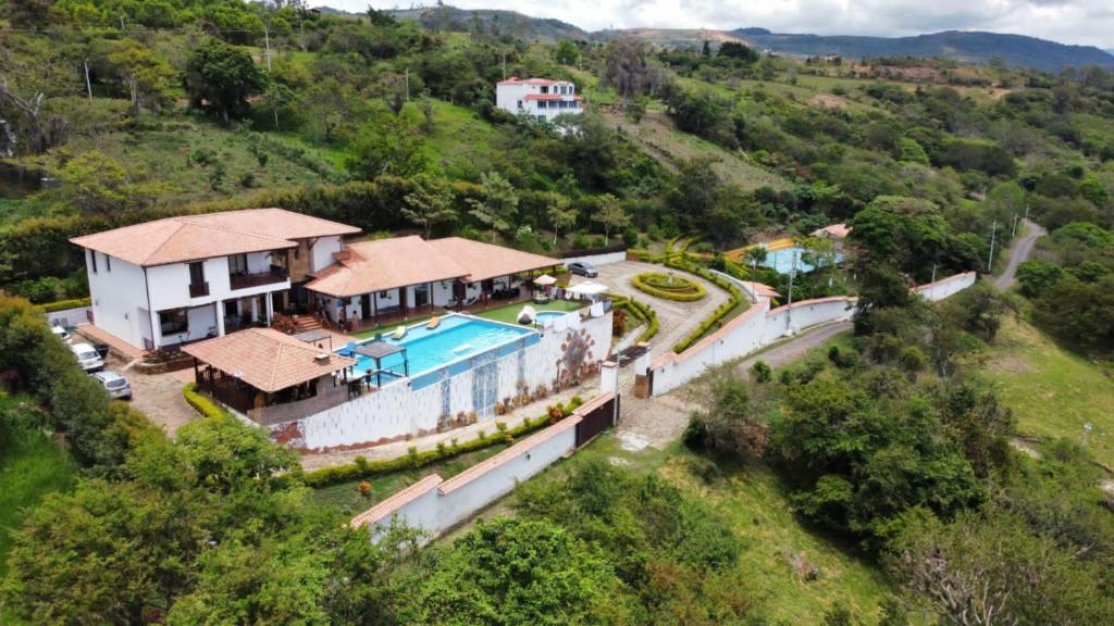 - une vue aérienne sur une maison avec une piscine dans l'établissement Villa Salomé la mejor vista y clima de la región, à San Gil