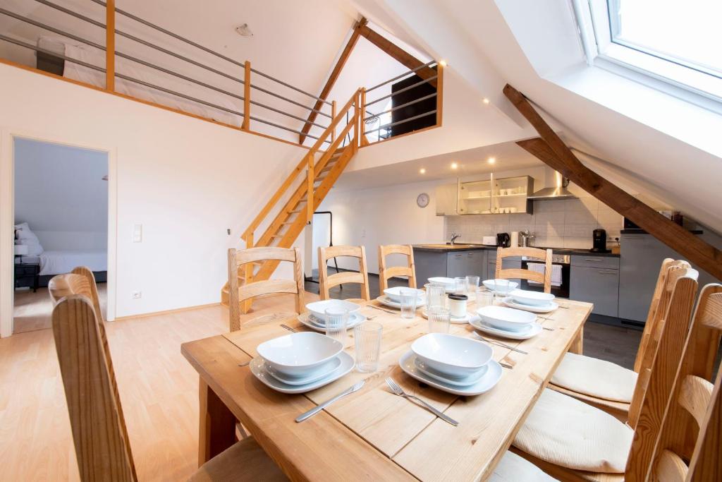 comedor con mesa de madera y sillas en Stay and Work Apartment - 8 single beds - Garage, en Hau