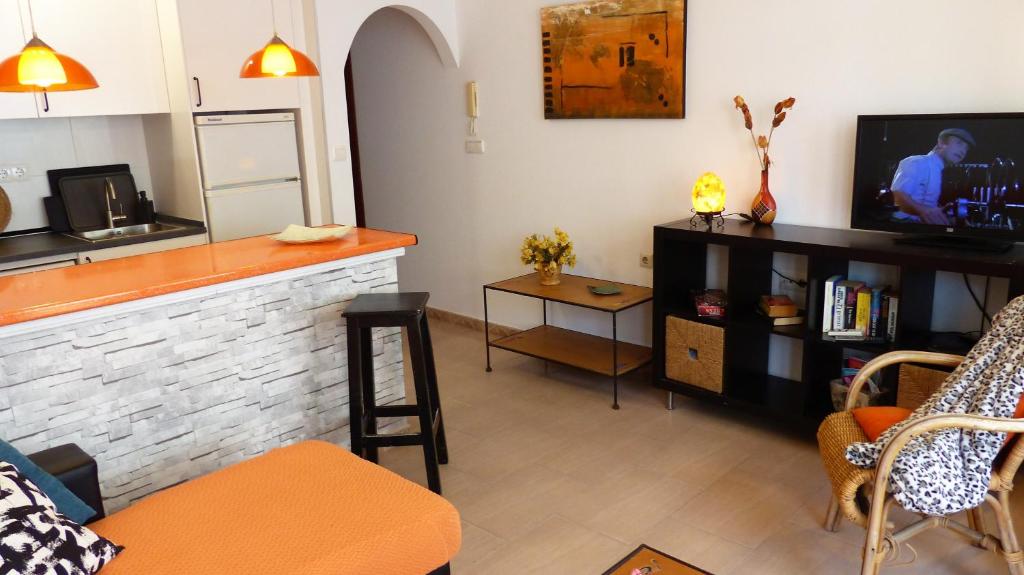 salon z telewizorem i ladą w obiekcie Apartamentos Trocadero Ap18 w mieście Torremolinos
