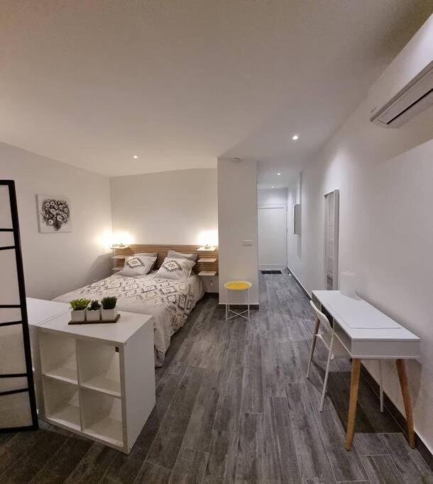 Postel nebo postele na pokoji v ubytování Superbe studio lumineux, vue sur piscine et mer