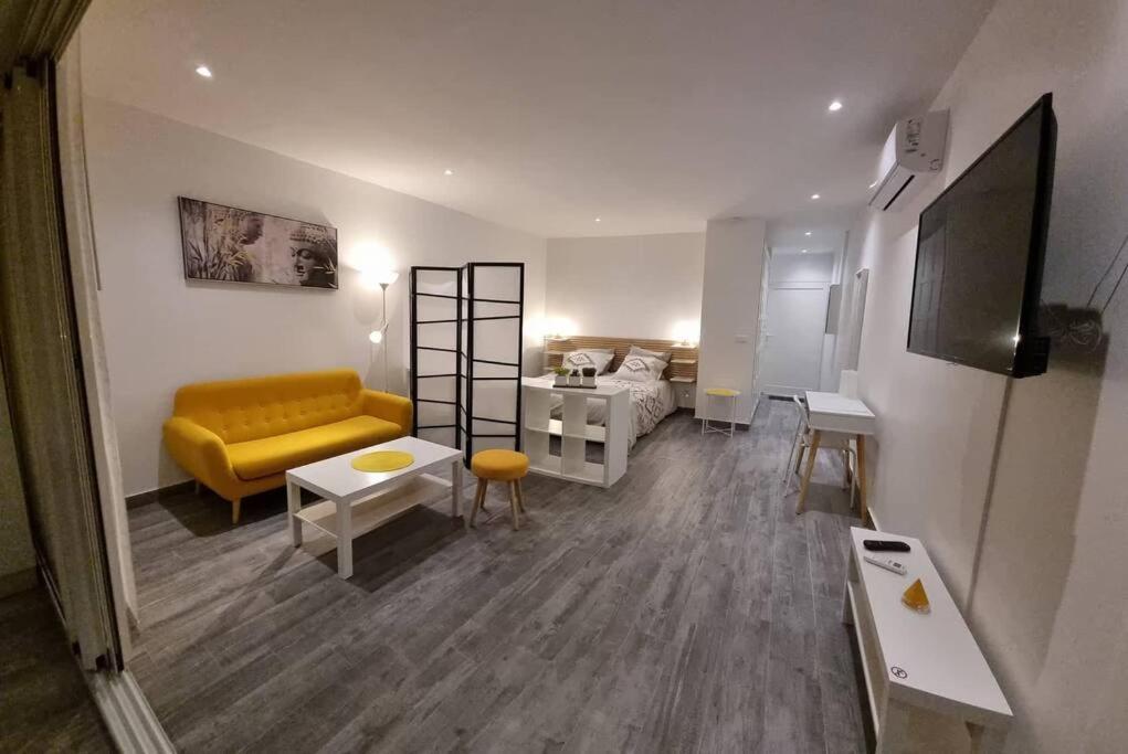 TV a/nebo společenská místnost v ubytování Superbe studio lumineux, vue sur piscine et mer