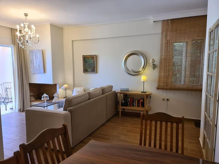 Φωτογραφία από το άλμπουμ του Dioni luxury apartment with private entrance στον Καραβόμυλο