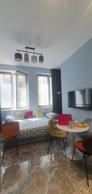 ein Wohnzimmer mit einem Sofa und einem Tisch in der Unterkunft Blu Maison Duomo Milano Centro Piazza Diaz in Mailand