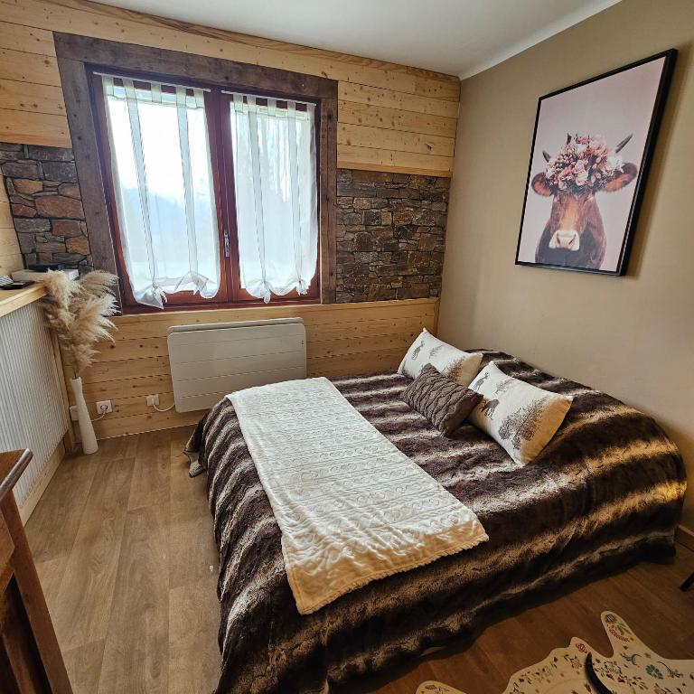 une chambre avec un grand lit dans une pièce dans l'établissement studio entier 25m2 proche centre ville Font Romeu, à Font-Romeu-Odeillo-Via