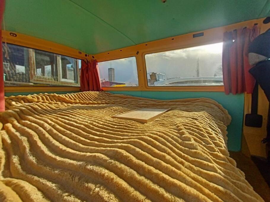 Un pat sau paturi într-o cameră la Surfer Van Retreat