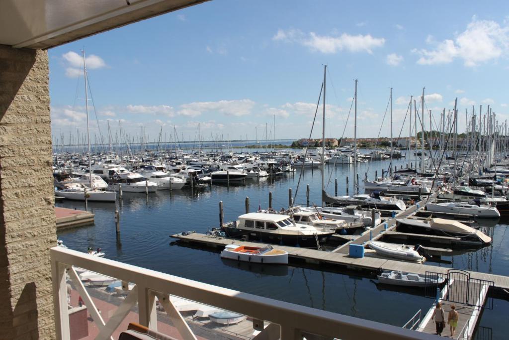 a marina filled with lots of boats in the water at Appartement Marina Port Zélande - Brouwersdam Zeeland in Ouddorp