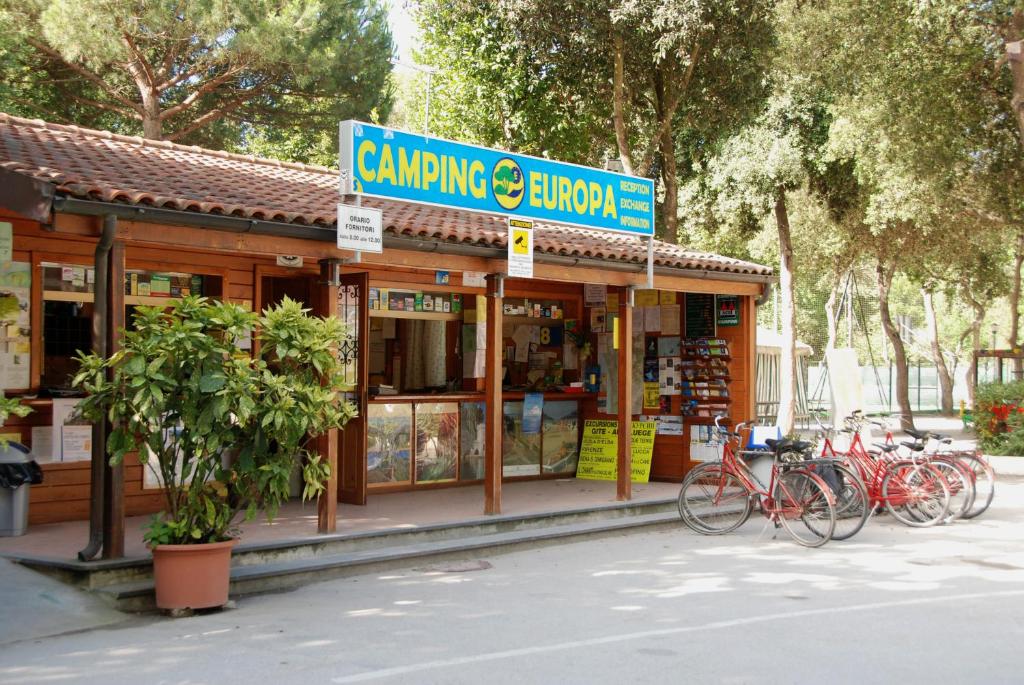 Budova, v ktorej sa kemping nachádza