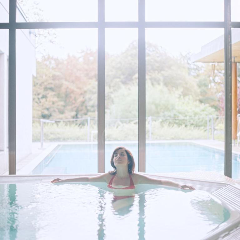 Bazén v ubytování La Clairière bio & spahotel nebo v jeho okolí