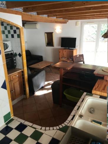 Cette petite chambre comprend un bureau et un ordinateur. dans l'établissement Au bon vivre, à Vivès