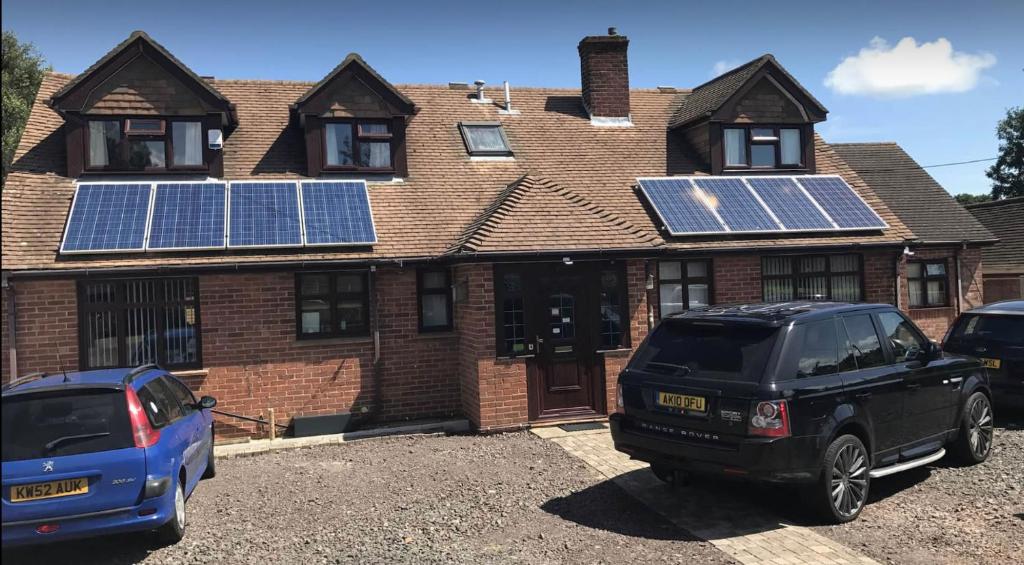 une maison avec des panneaux solaires sur le toit dans l'établissement Holbury B&B, à Southampton