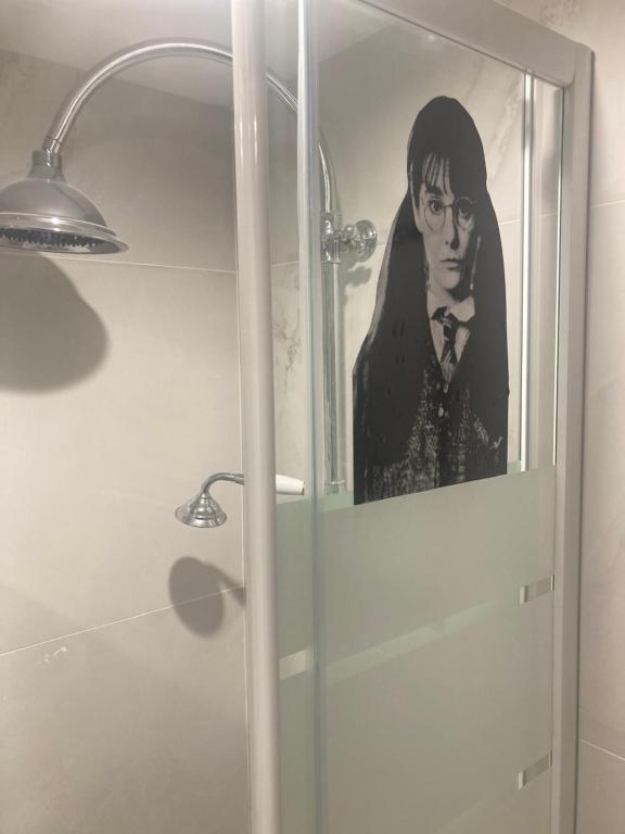 une photo d'une femme dans un miroir dans une salle de bains dans l'établissement Les sorciers, la Diligence St Jean de Losne, à Saint-Jean-de-Losne